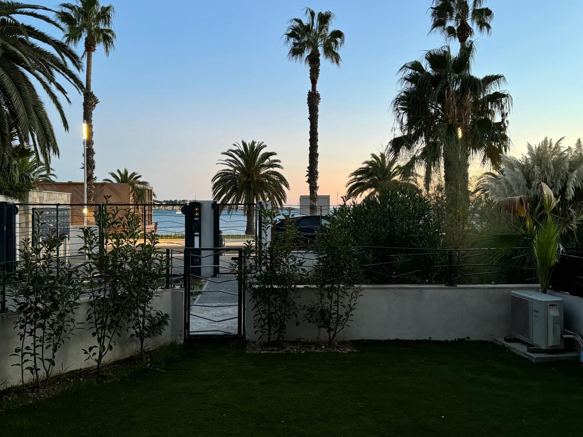T3 Neuf Avec Terrasse Et Jardin Face A La Mer Бандол Екстериор снимка